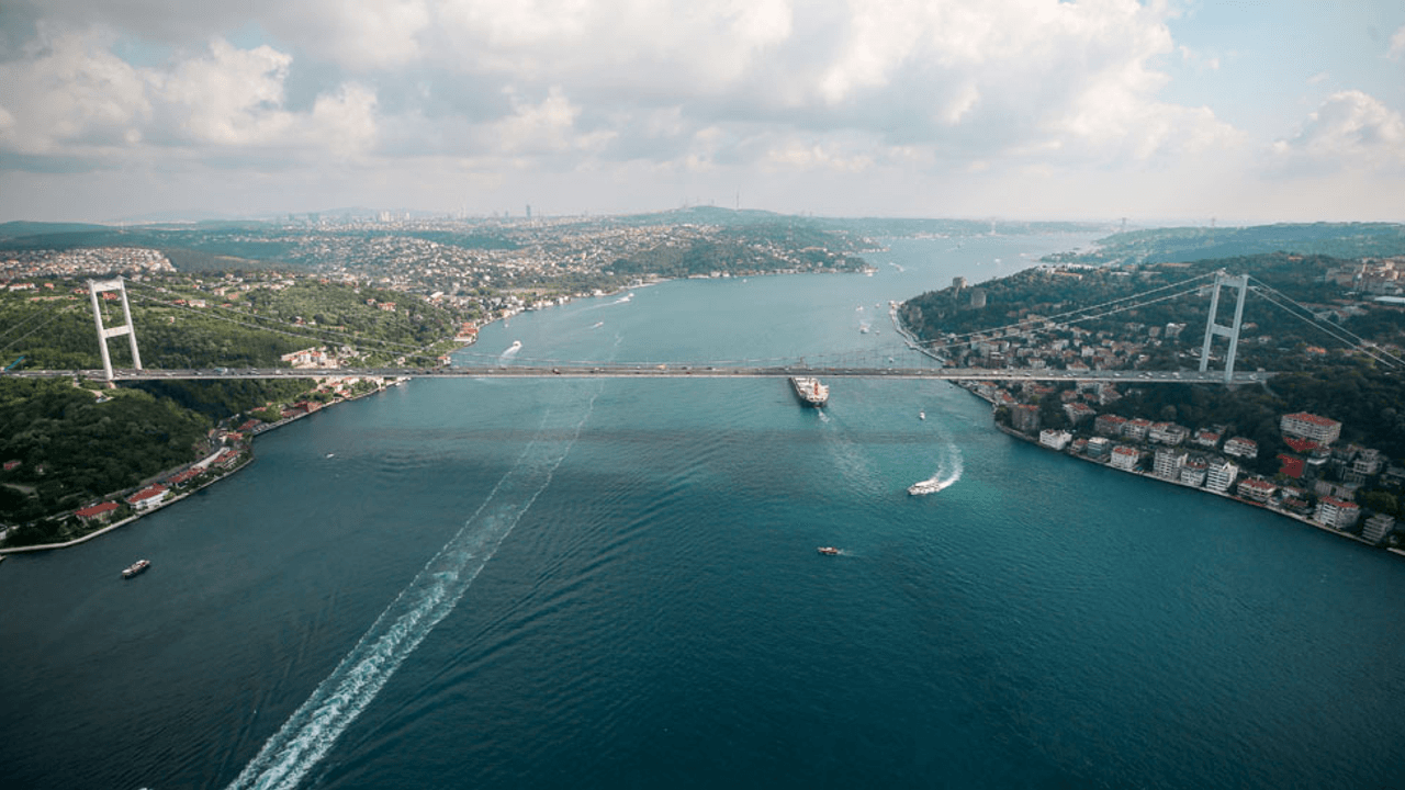 İstanbul Boğazı'nda gemi trafiği çift yönlü askıya alındı