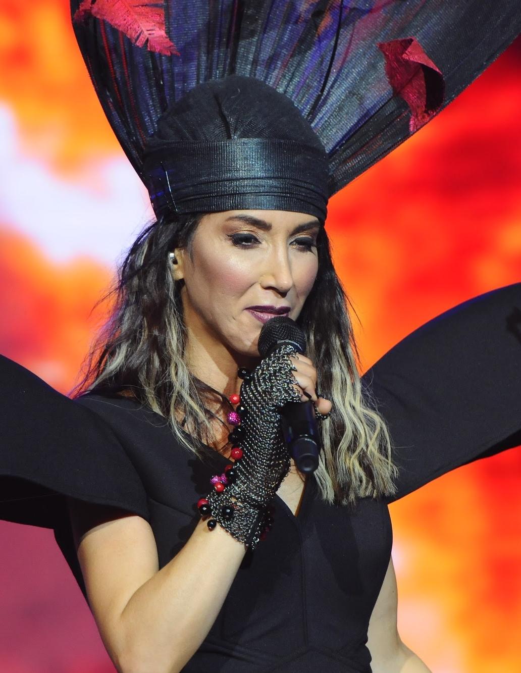 Hande Yener festivalde Sezen Aksu şarkıları söyledi