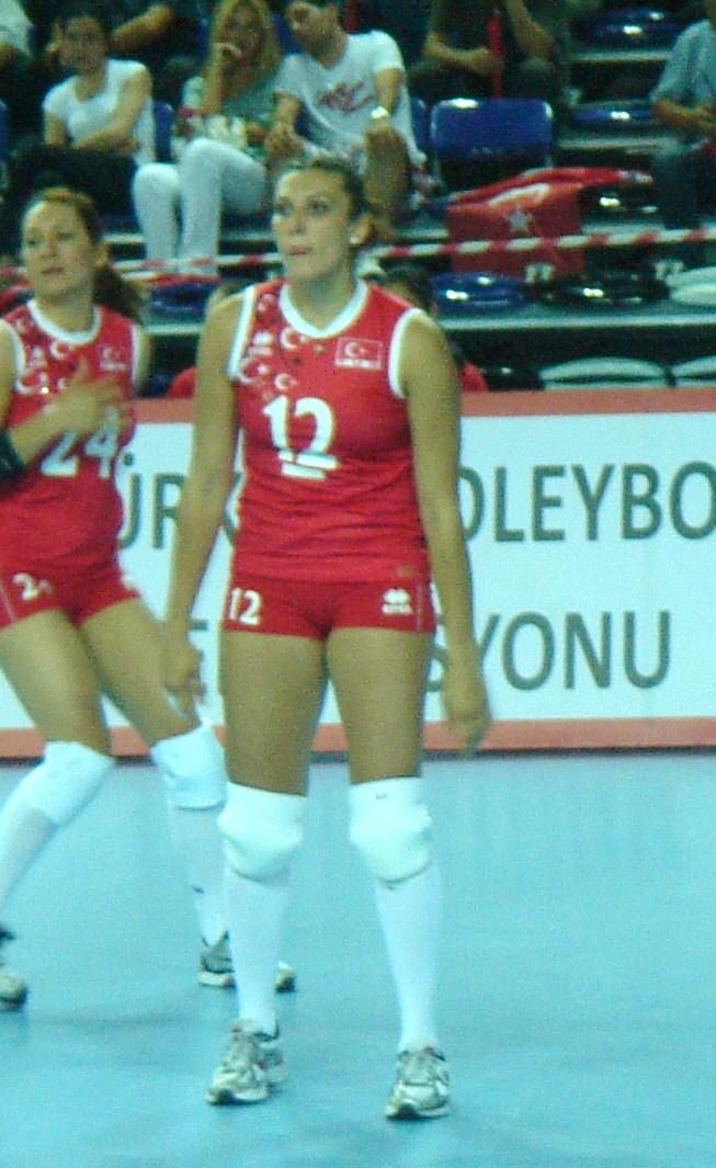 Esra Dermancıoğlu'nun gençlik fotoğrafı sosyal medyada ilgi gördü