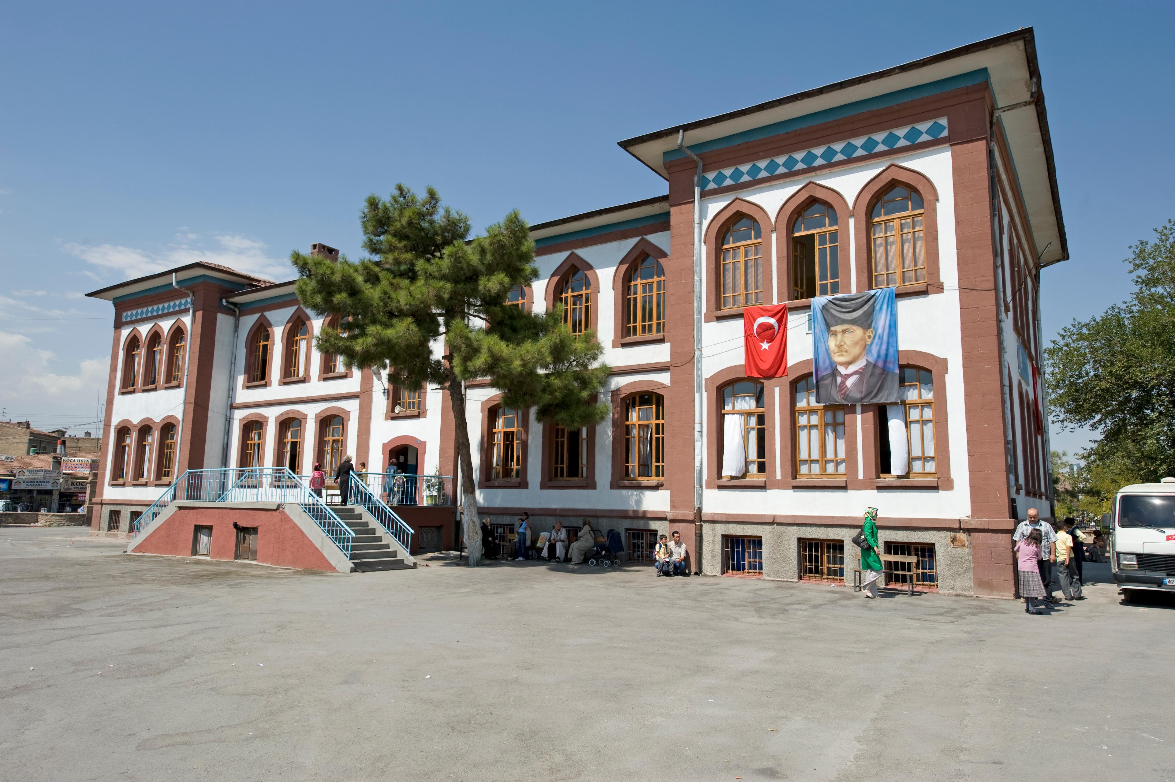 Hare Sürel evlendi! Öğretim görevlisi sevgilisiyle nikah masasına oturdu