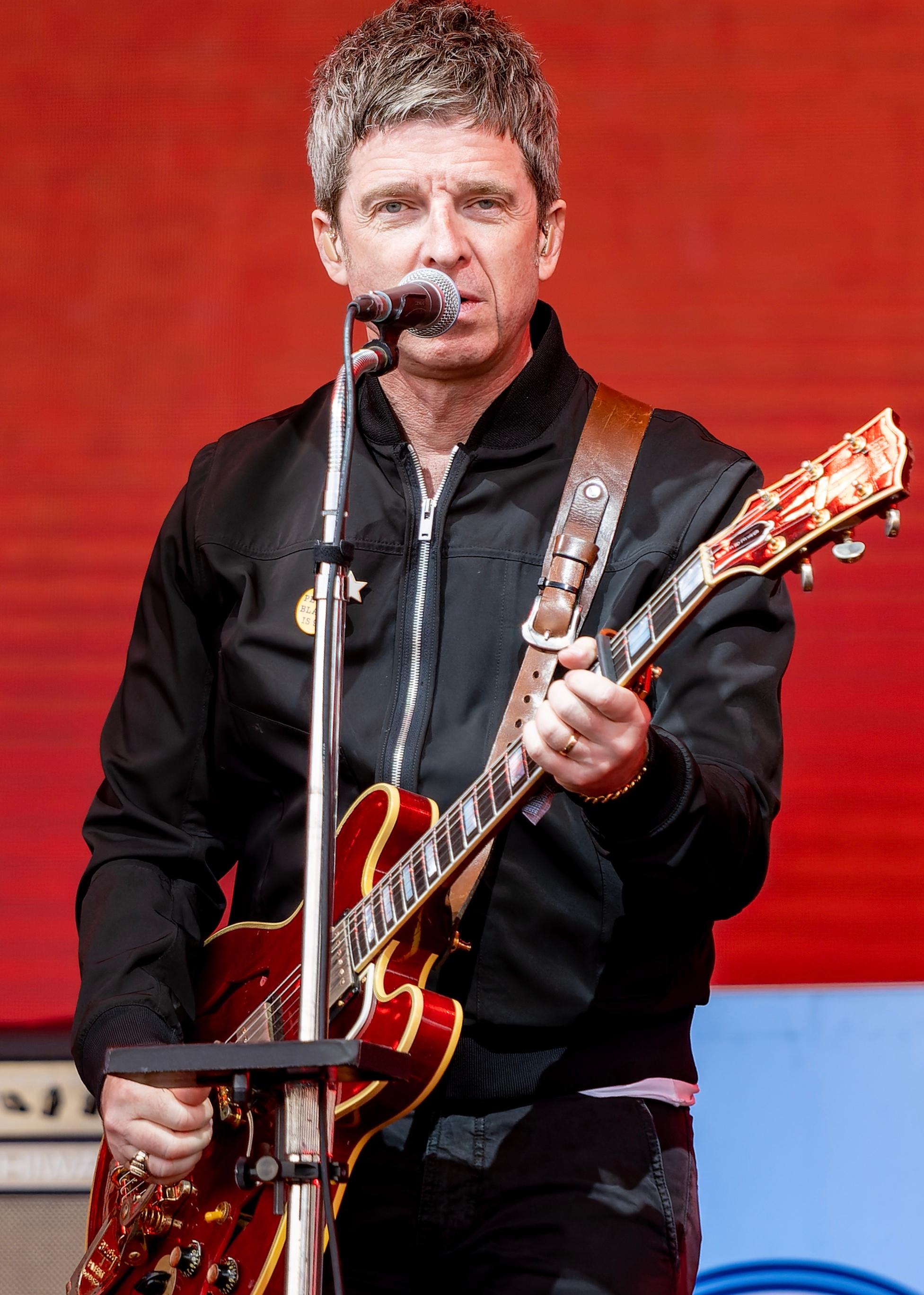 Noel Gallagher'ın gitarı müzayedede 12 bin sterline satıldı