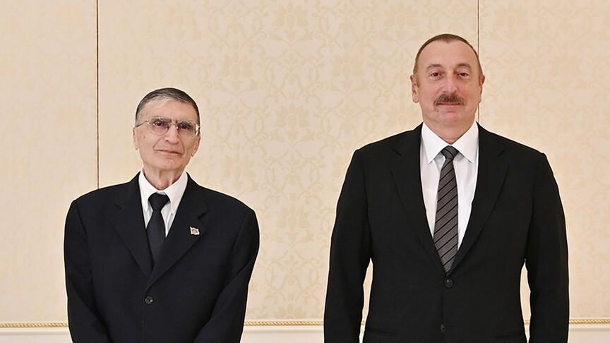 Aliyev, Nobel ödüllü Aziz Sancar'a 'Şöhret' nişanı verdi