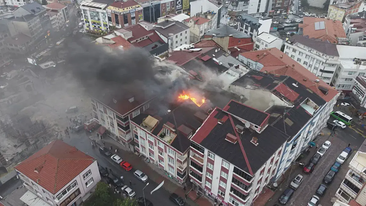 Arnavutköy'de yangın iki binanın çatısına sıçradı