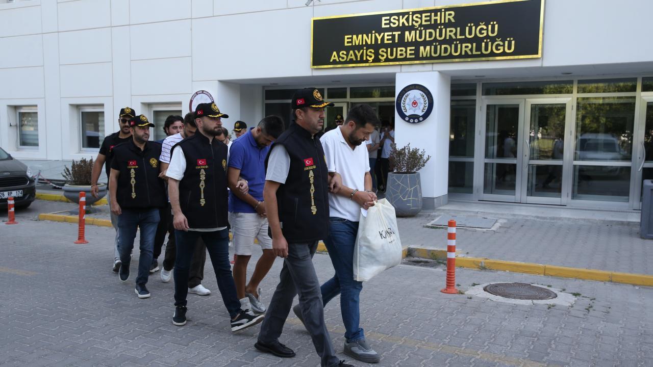 Eskişehir merkezli dolandırıcılık operasyonu: 82 şüpheli adliyede