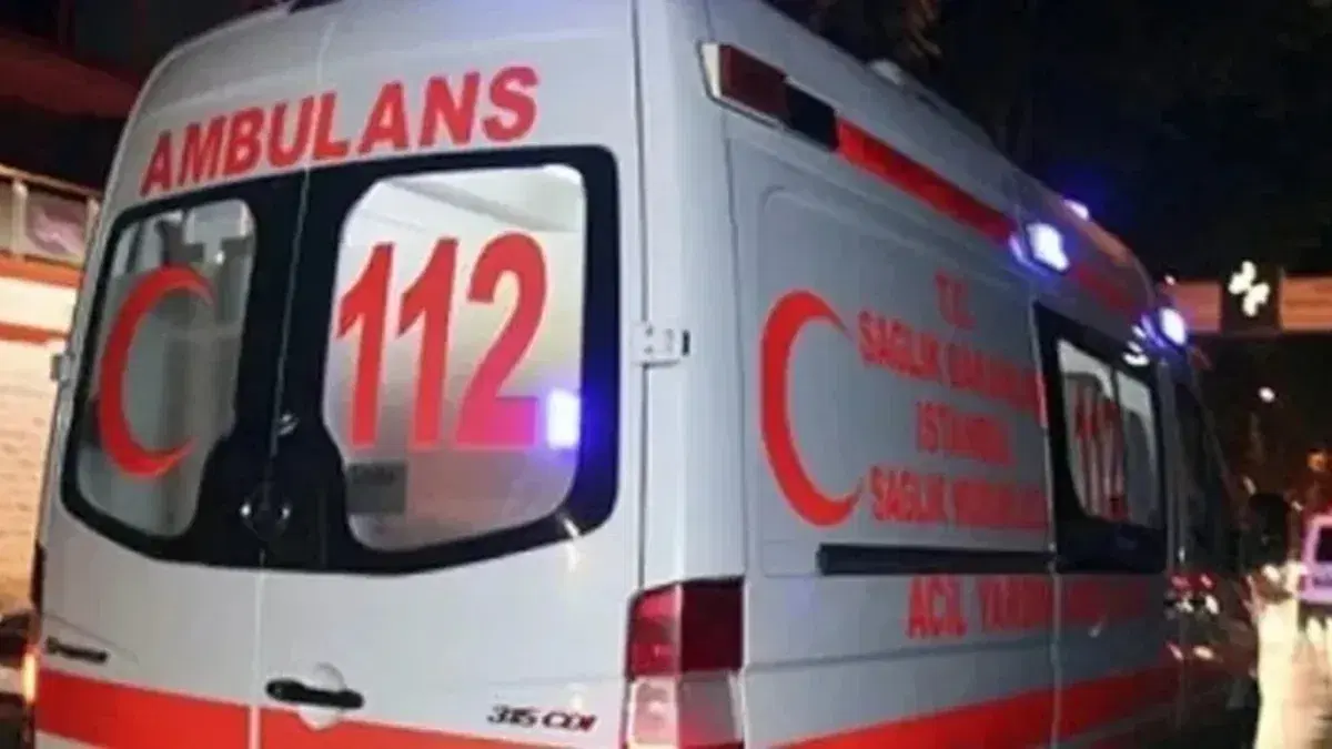 Kadıköy'de 8 katlı binada yangın: 14 kişi kurtarıldı