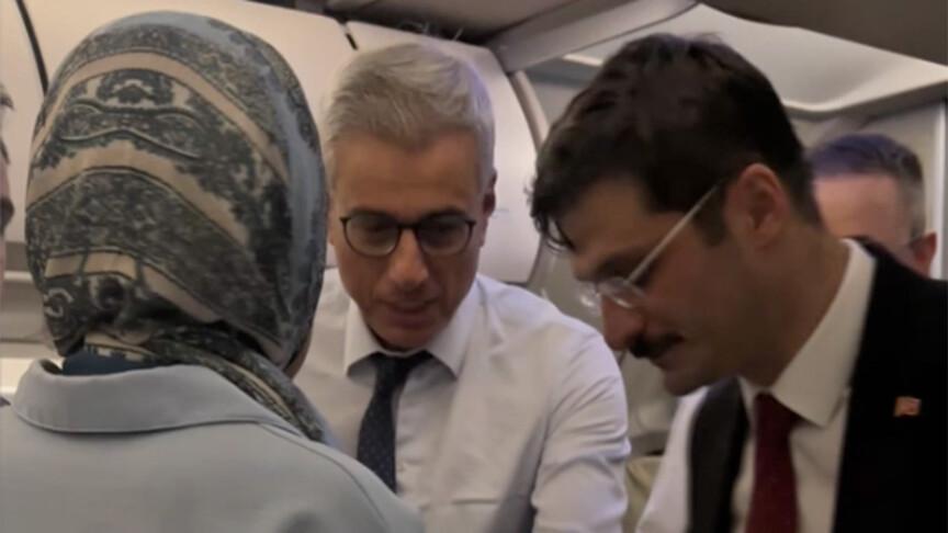 Sağlık Bakanı Memişoğlu uçakta hasta yolcuya müdahale etti