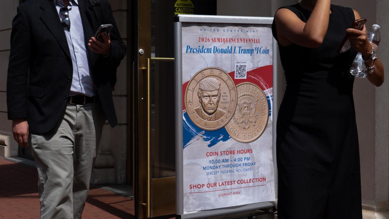ABD'de Trump portreli 1 dolar madeni para tedavülde