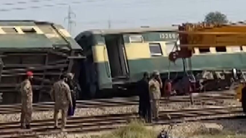 Pakistan'da yolcu treni raydan çıktı: 5 ölü, 30'dan fazla yaralı