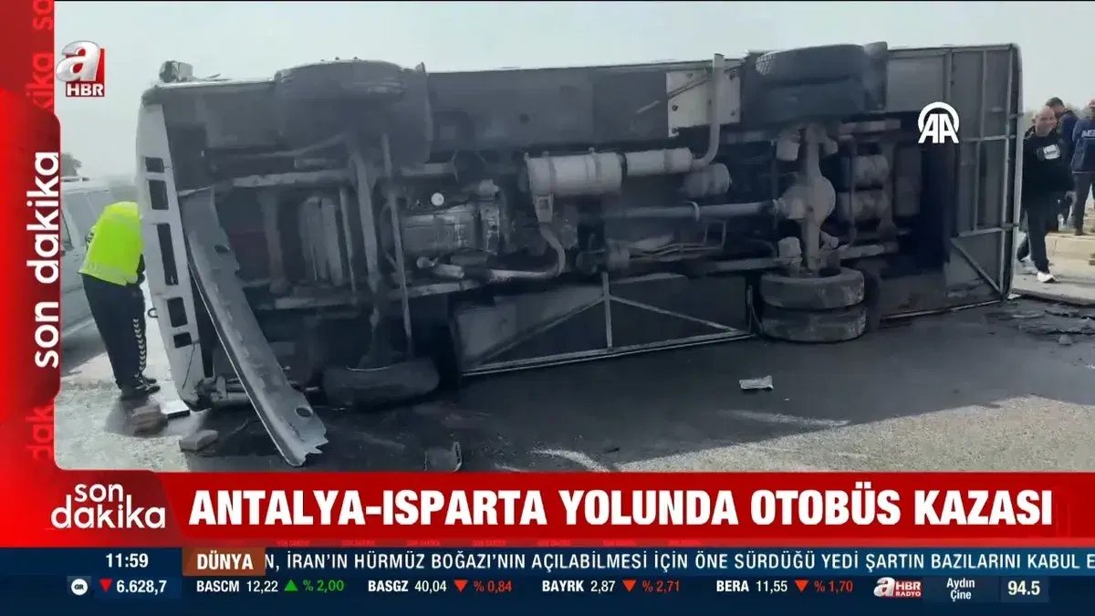 Antalya'da midibüs devrildi: 17 yolcu yaralandı