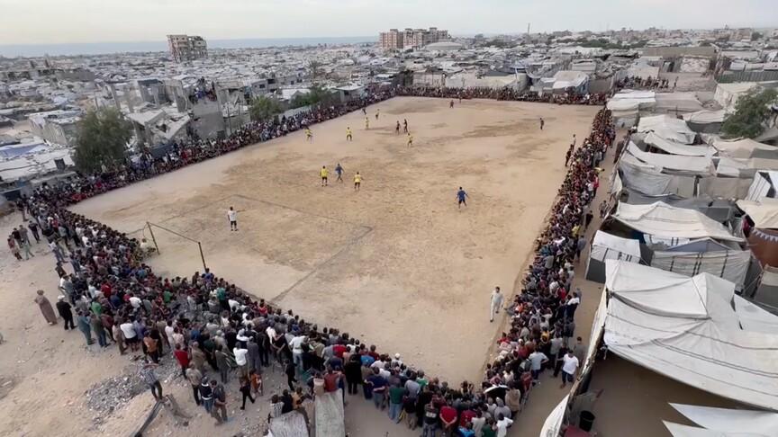 Gazze'de yerinden edilen futbolcular çadırlar arasında sahaya çıktı