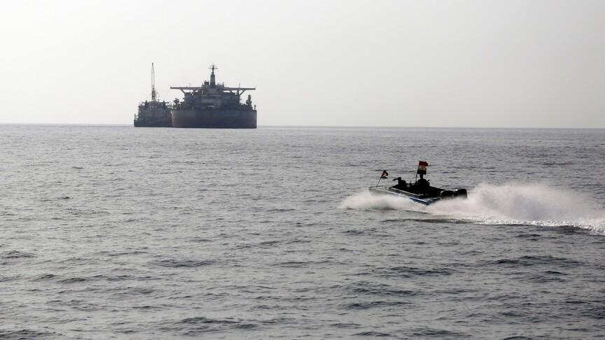 Yemen açıklarında ticari gemi bilinmeyen cisimlerle vuruldu