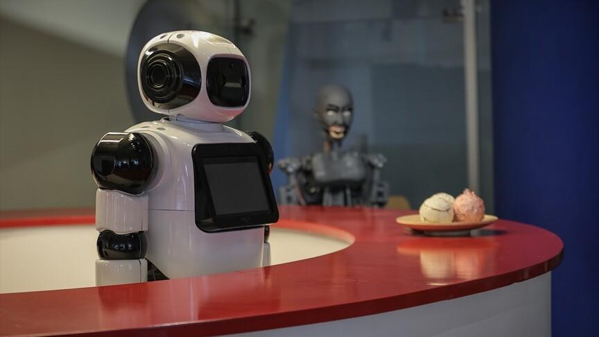 Yerli üretim yapay zekalı robot 'Adam' teknoparkta göreve başladı