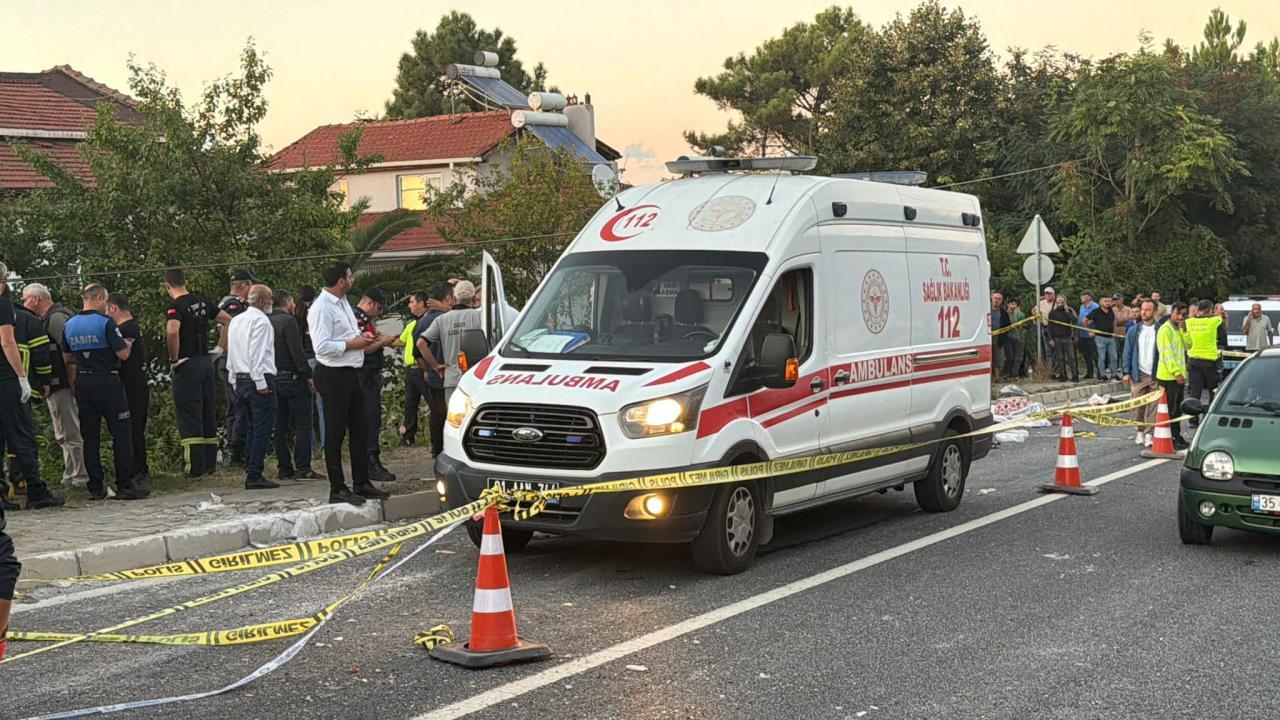 Düzce'de tır ile tarım aracı çarpıştı: 4 ölü, 8 yaralı