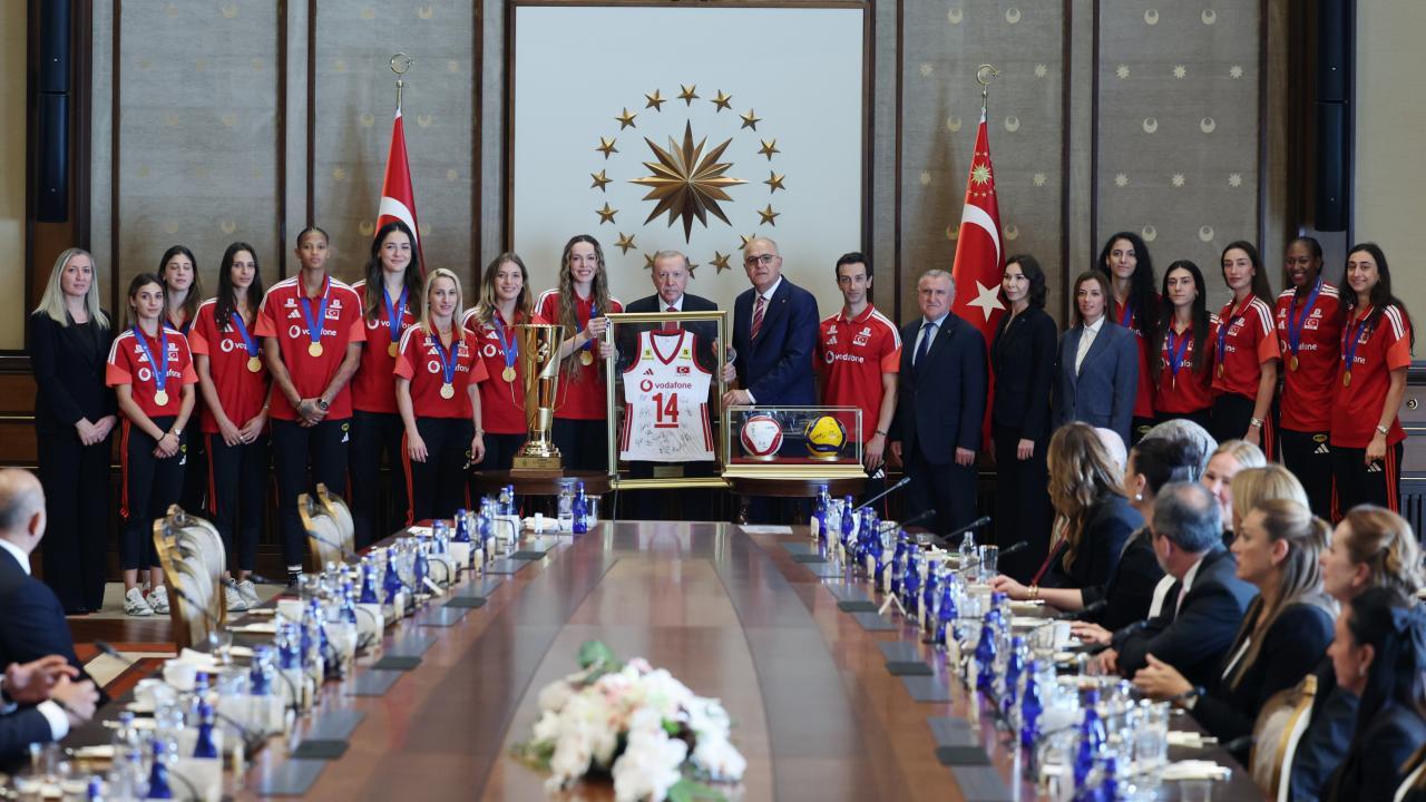 Erdoğan, Avrupa şampiyonu Filenin Sultanları'nı kabul etti