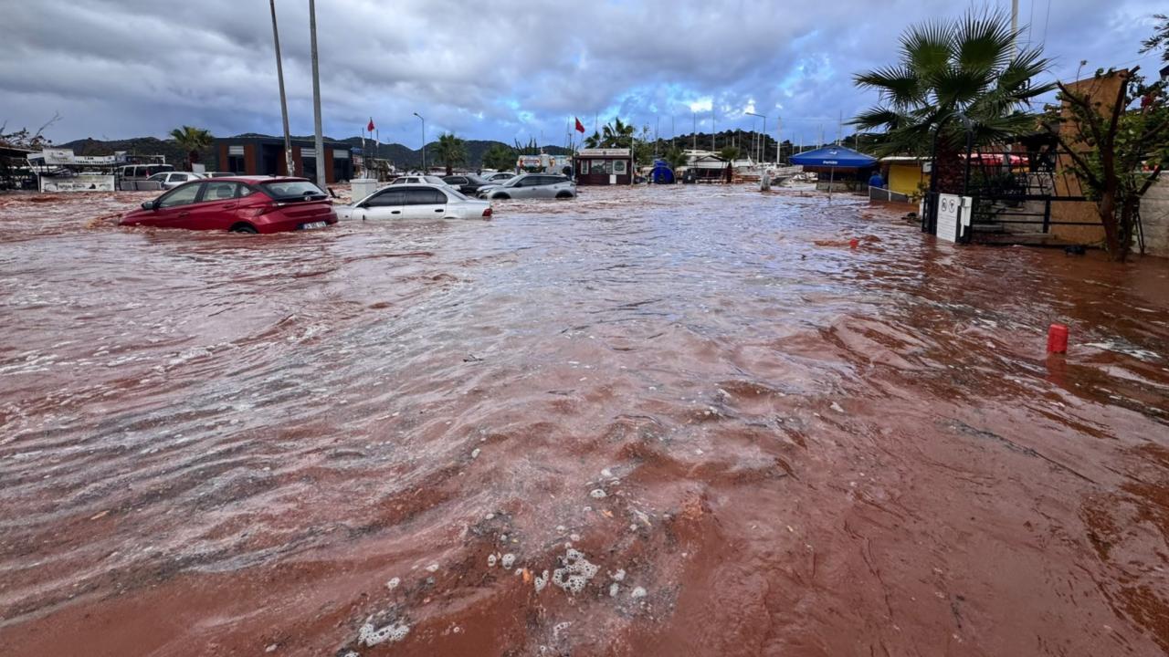 Antalya'da sağanak: Okulda mahsur 22 kişi kurtarıldı