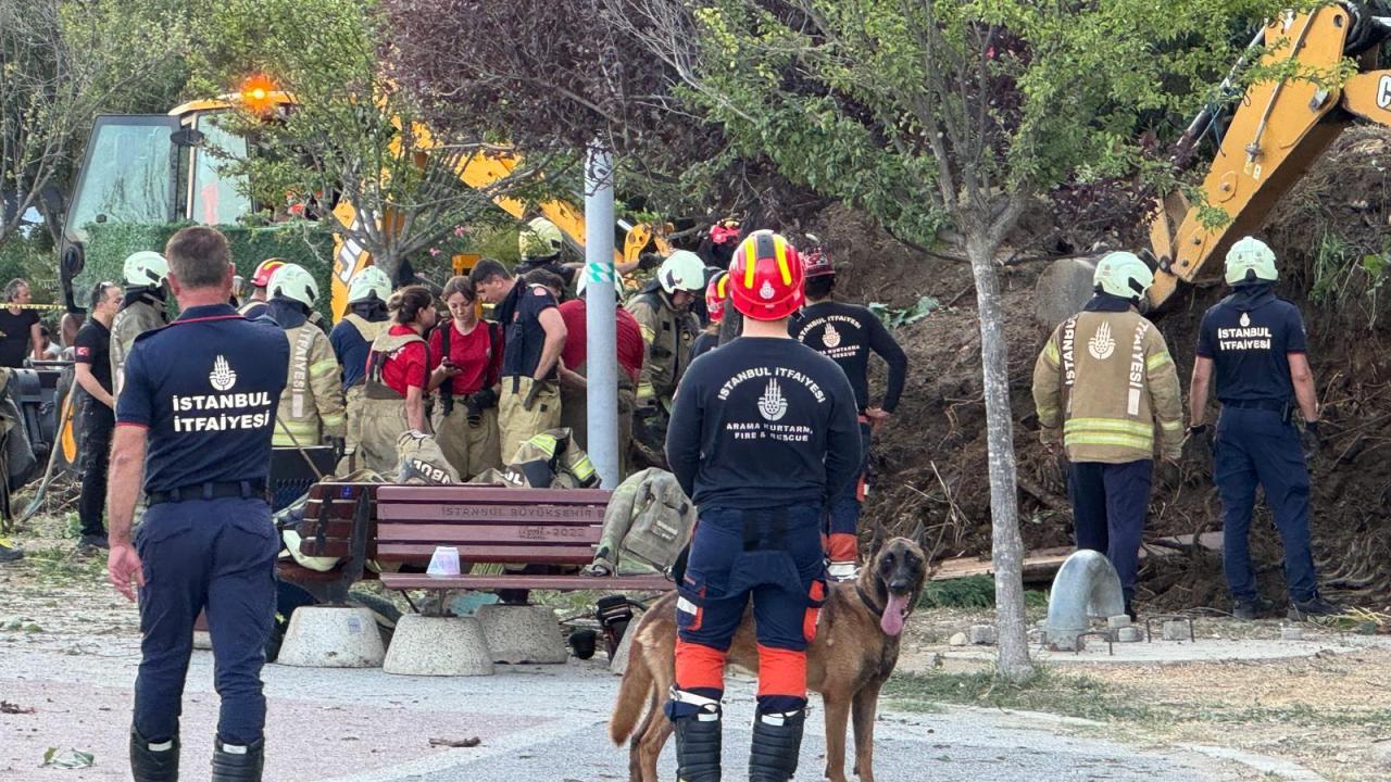 Büyükçekmece'de Toprak Kayması: Arama Kurtarma Çalışmaları Sürüyor
