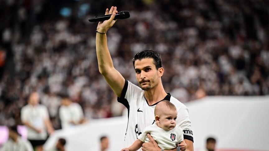 Necip Uysal, 17 sezonluk Beşiktaş kariyerini noktaladı
