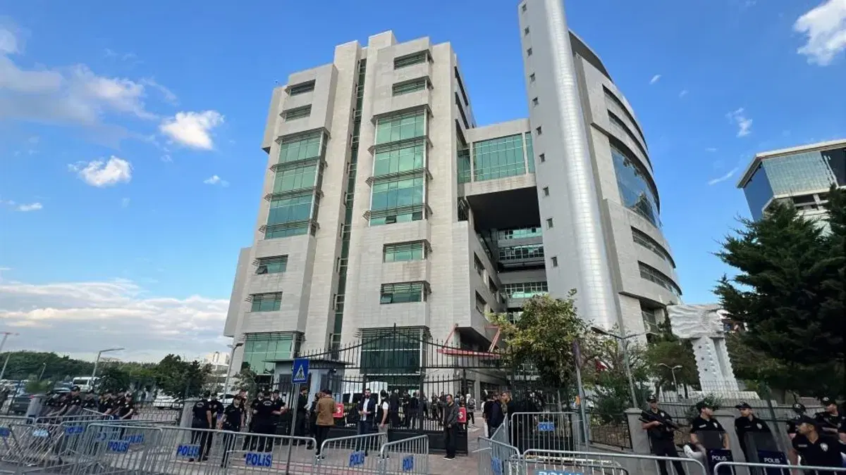 Mersin'de 3 belediye başkanı dahil 59 şüpheli adliyeye sevk edildi
