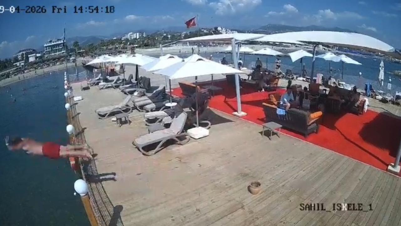 Alanya'da sığ suya balıklama atlayan turist hayatını kaybetti