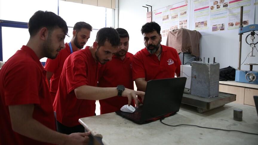 Depremzede öğrenciler bina kolonlarını izleyen cihaz geliştirdi