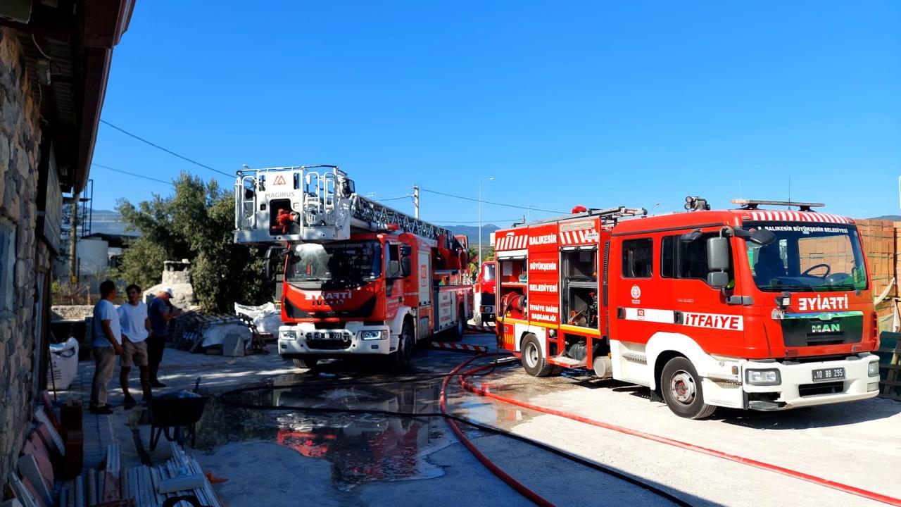 Edremit'te yangın: 5 iş yeri hasar gördü