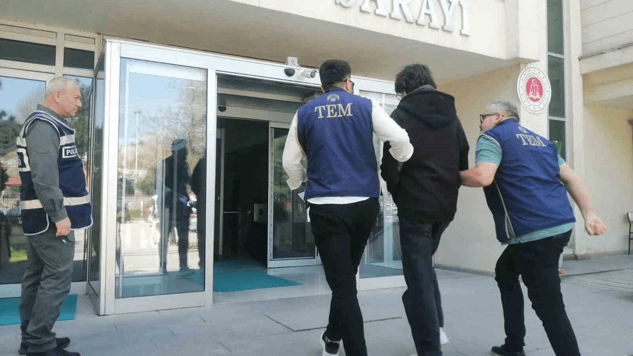 Okul müdürü ile 10 arkadaşını, sesli mesajla ölümle tehdit eden öğrenciye gözaltı