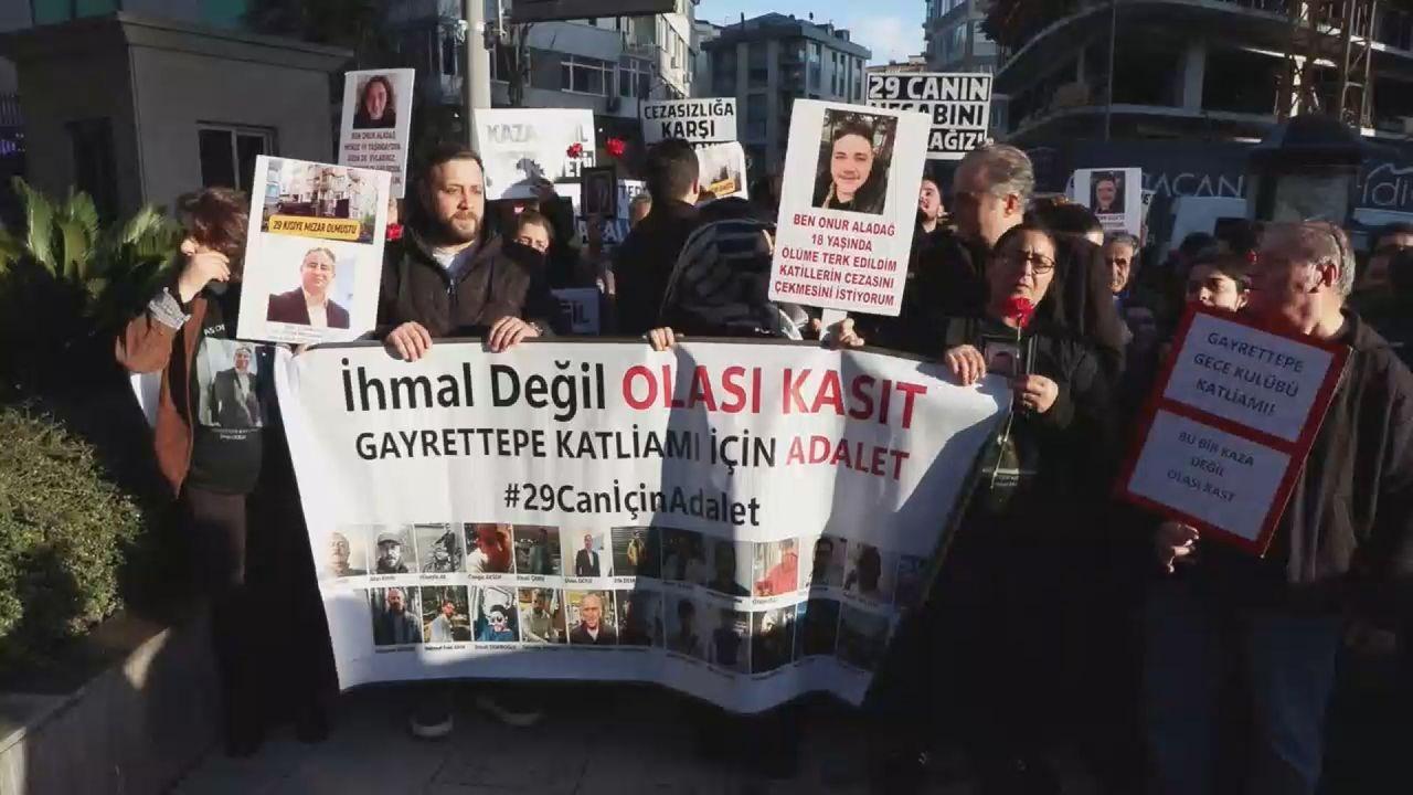 Beşiktaş'ta gece kulübündeki yangında hayatını kaybeden 29 kişinin anısına yürüyüş düzenlendi