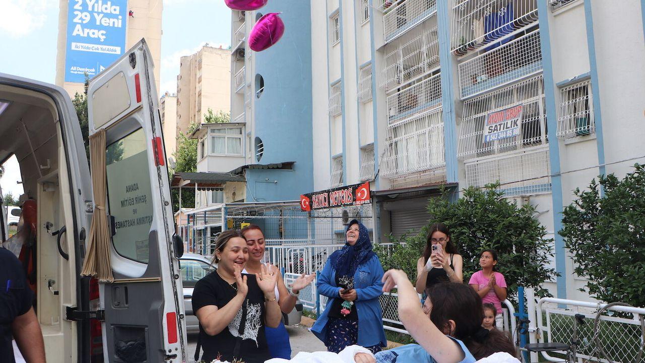 Ecrin, mucize kurtuluşun yaşandığı bina önünde pasta kesilip, balonlarla karşılandı