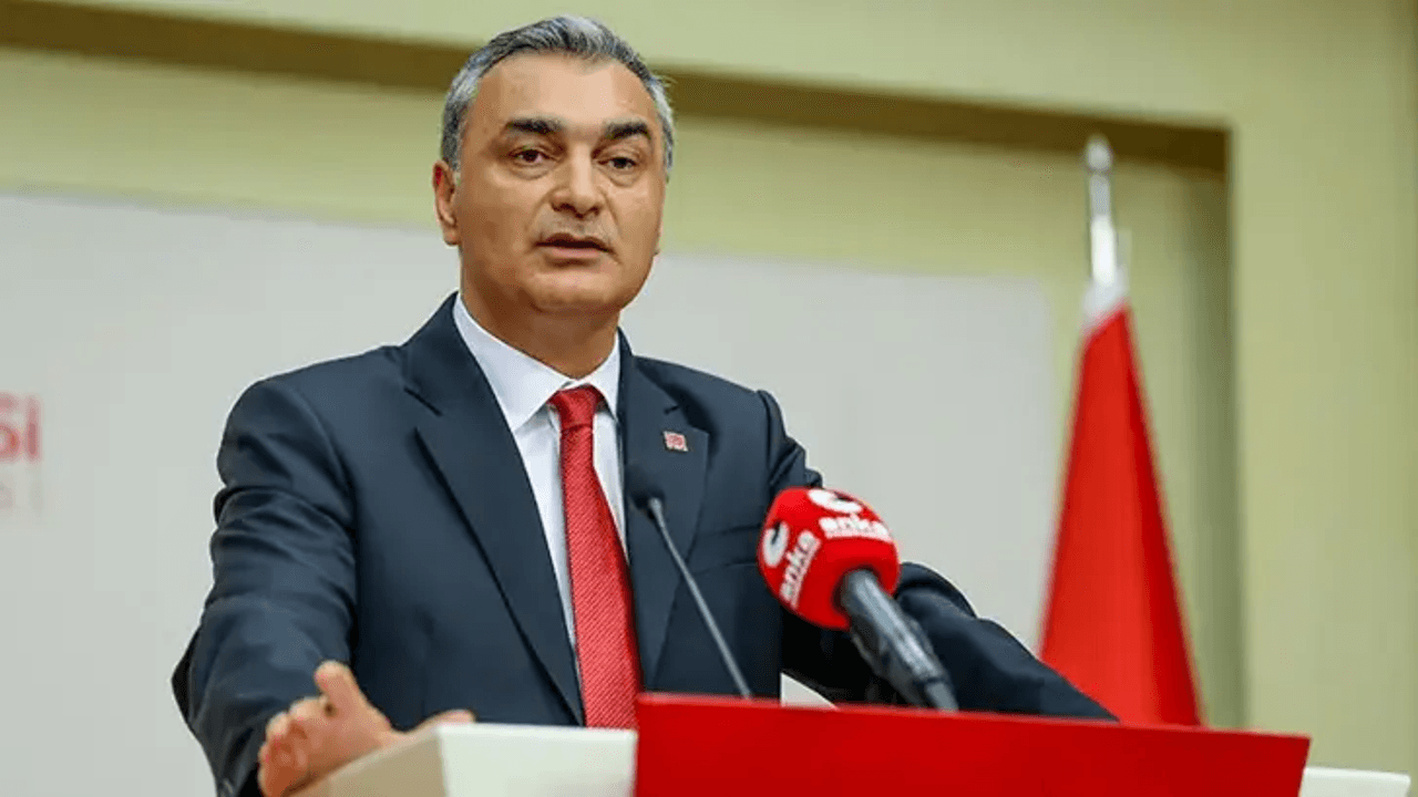 CHP Sözcüsü Sarı'dan, Özgür Özel'in yerine Öztrak'ın grup başkanı atandığı iddialarına ilişkin açıklama
