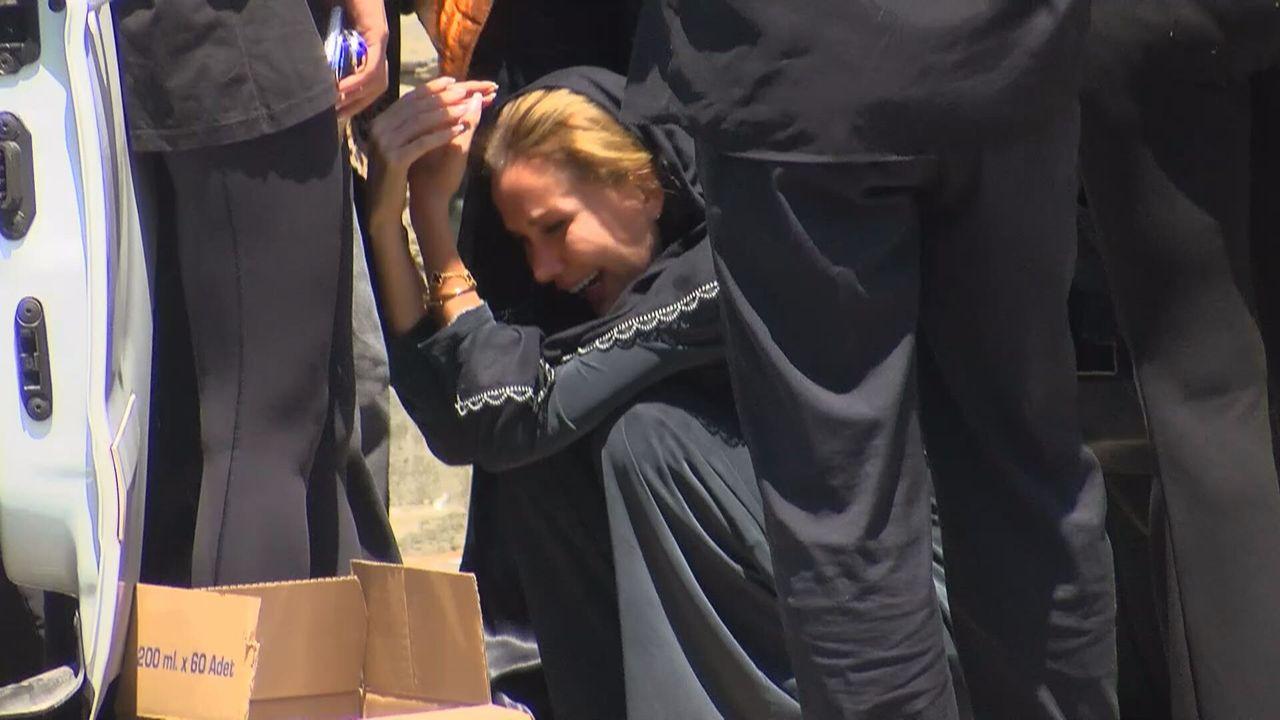İzmir'de öldürülen Polat ailesinin koruması için cenaze töreni: Dilan Polat ayakta durmakta güçlük çekti