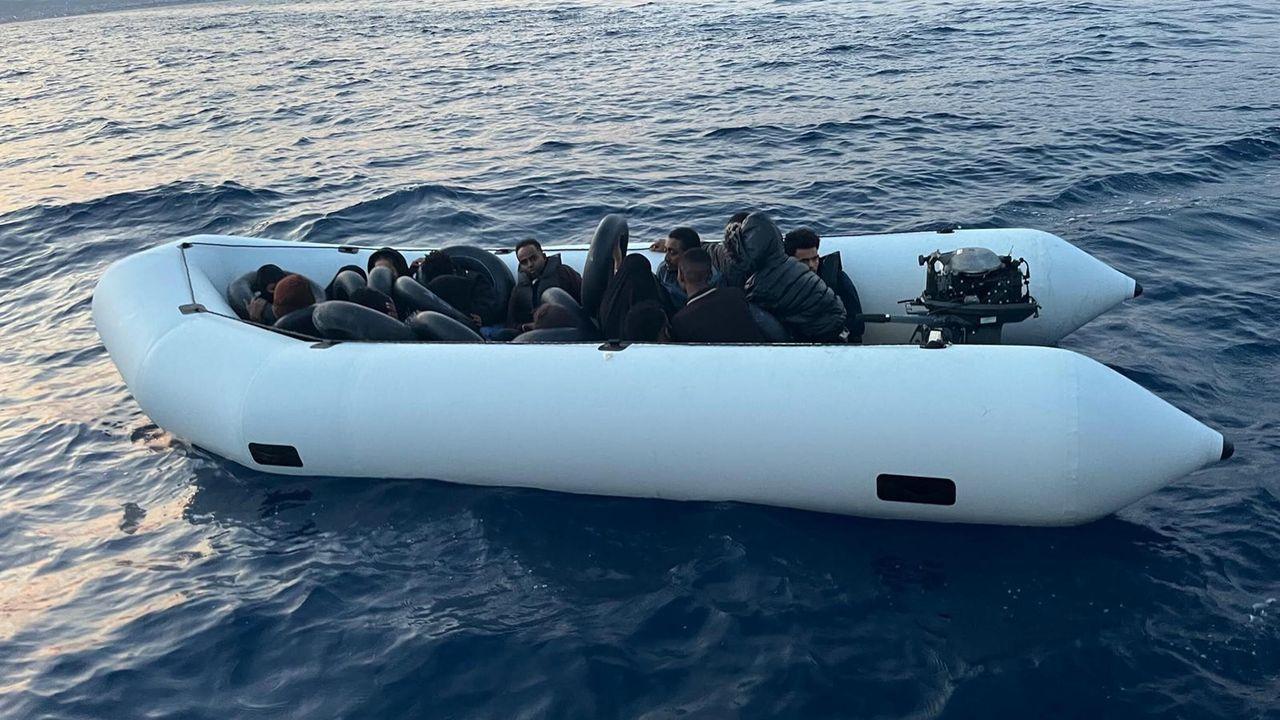 Kuşadası'nda sürüklenen lastik bottaki 18 kaçak göçmen kurtarıldı