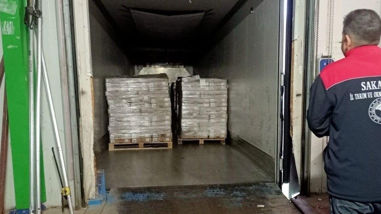Sakarya'da 32 ton son tüketim tarihi geçmiş tavuk eti ele geçirildi