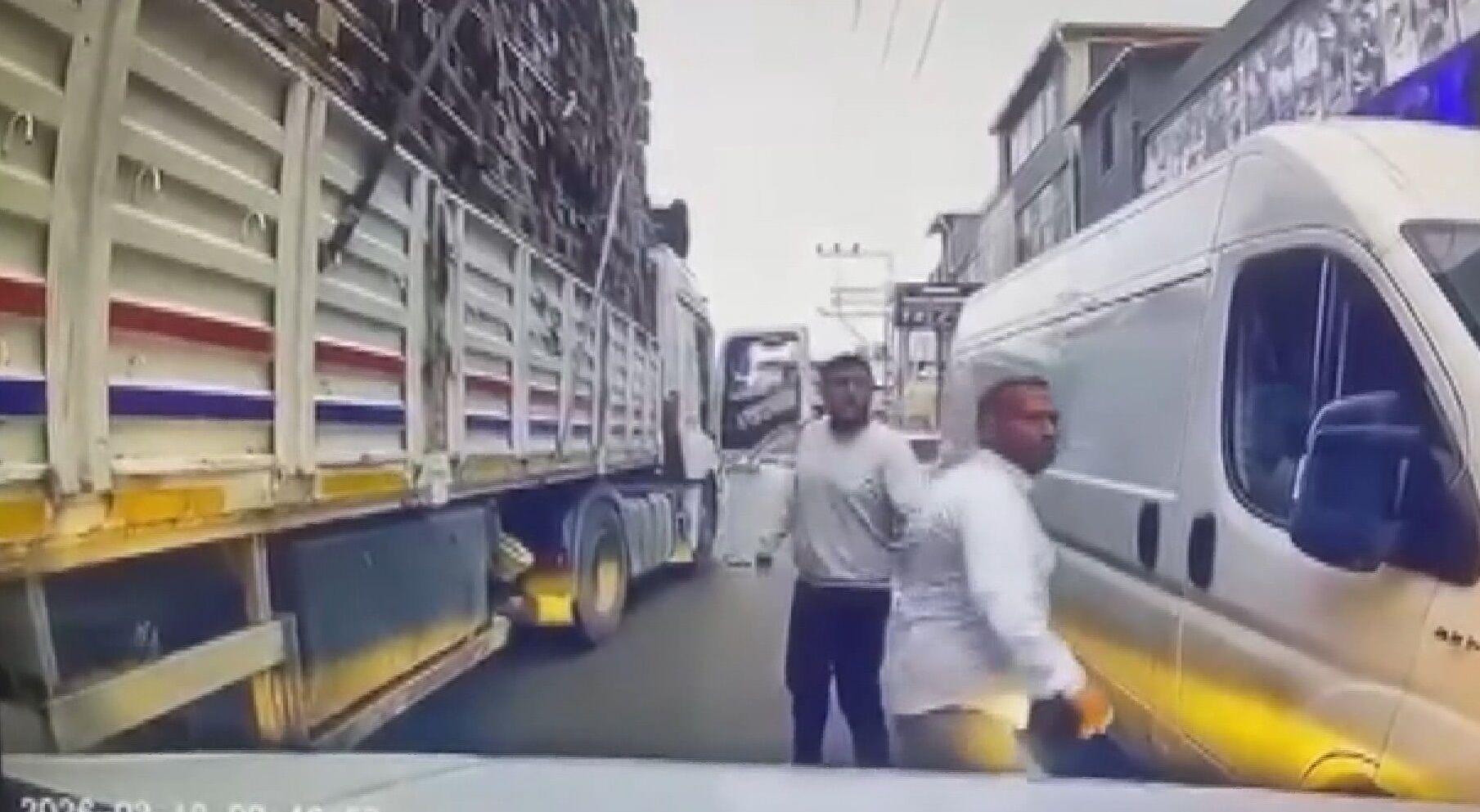 TIR'dan inip, bıçakla otomobile saldırdılar
