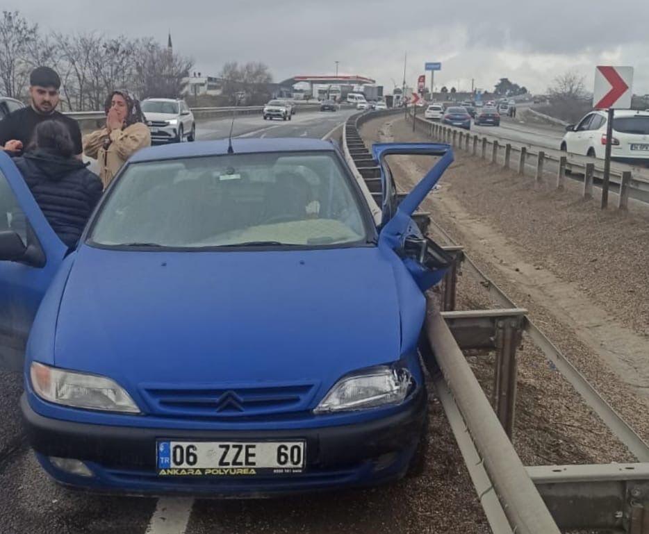 El freni çekilmediği için hareket eden otomobile, başka otomobil çarptı: 1 ölü, 3 yaralı