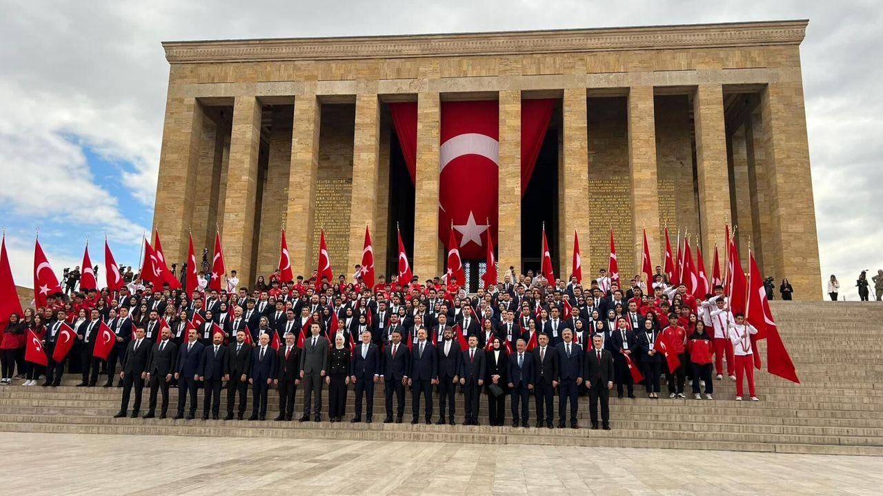 Bakan Bak, gençler ve sporcularla birlikte Anıtkabir'i ziyaret etti