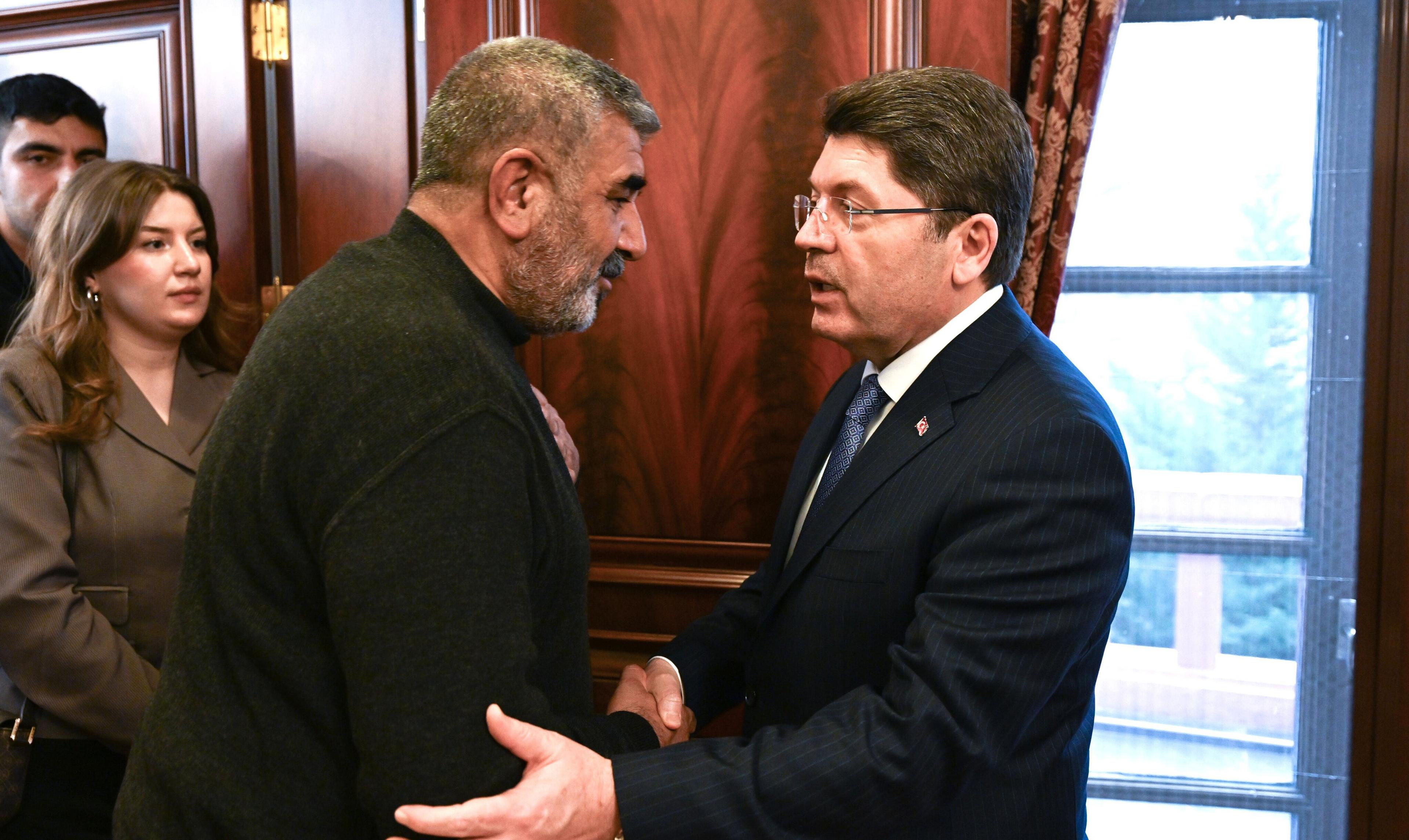 Bakan Tunç, Rojin Kabaiş'in babası ile görüştü