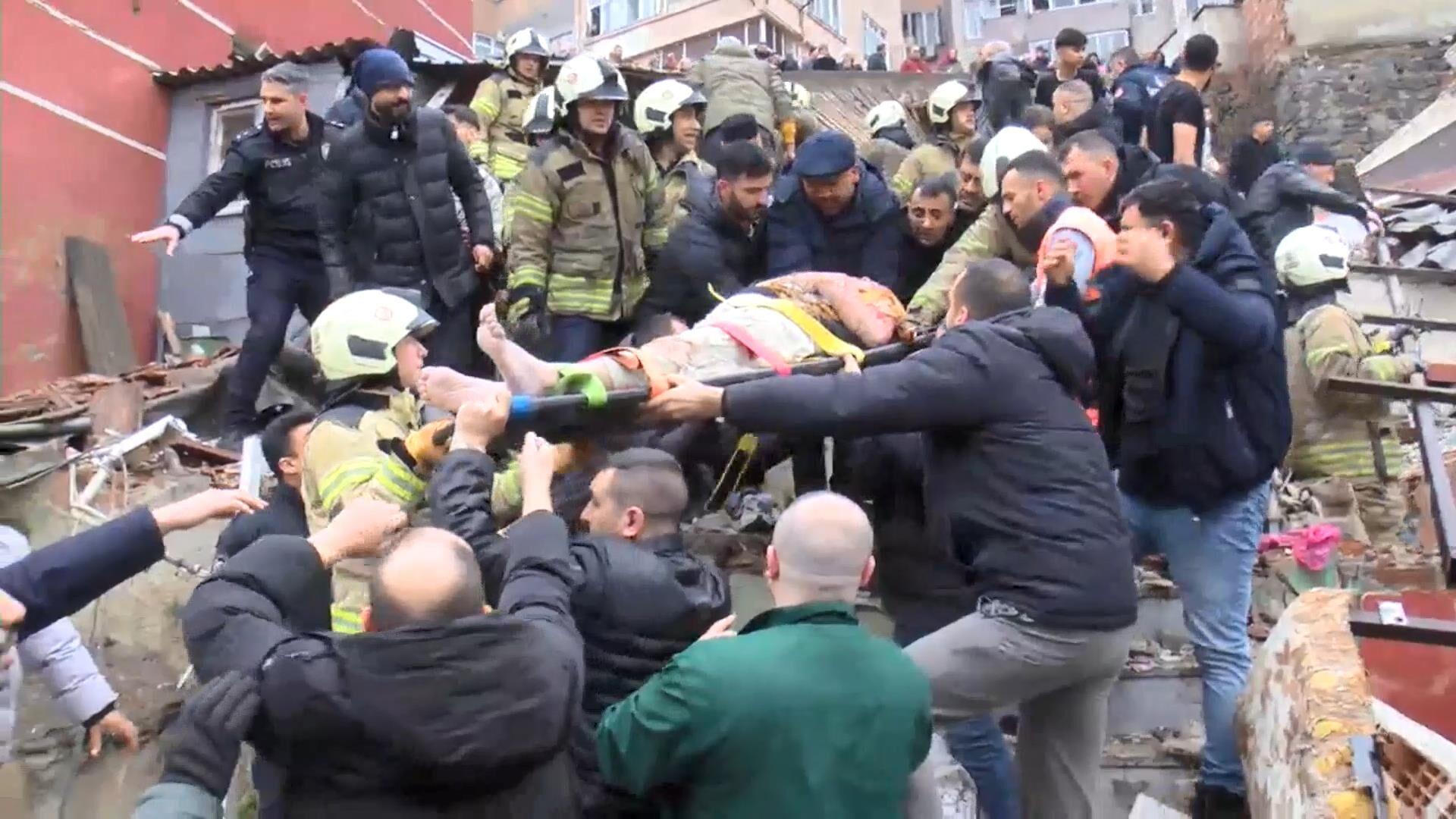 Fatih’te doğal gaz patlamasında iki bina çöktü; 1 ölü 10 yaralı