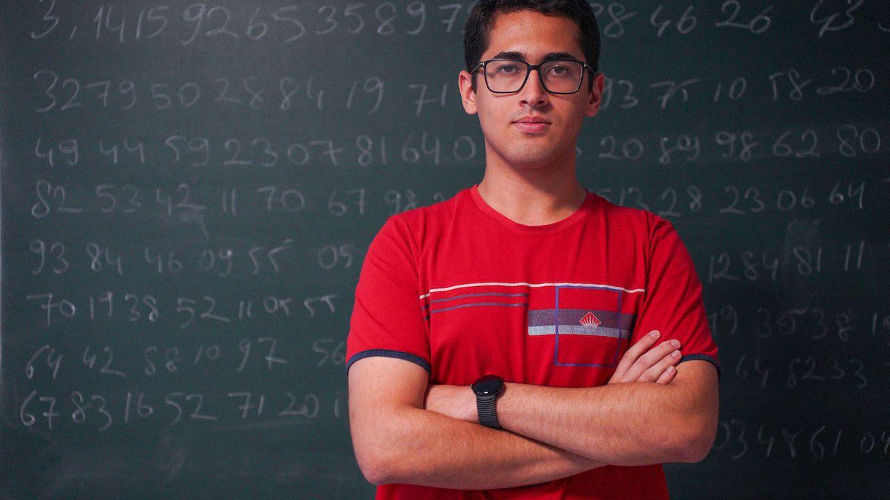 22 dakikada Pi sayısının virgülden sonraki 5 bin basamağını ezbere okudu