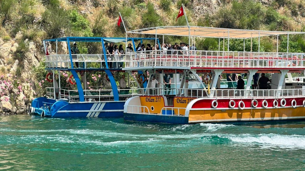 Halfeti’de arızalanıp sürüklenen tur teknesindeki 40 yolcuyu jandarma tahliye etti