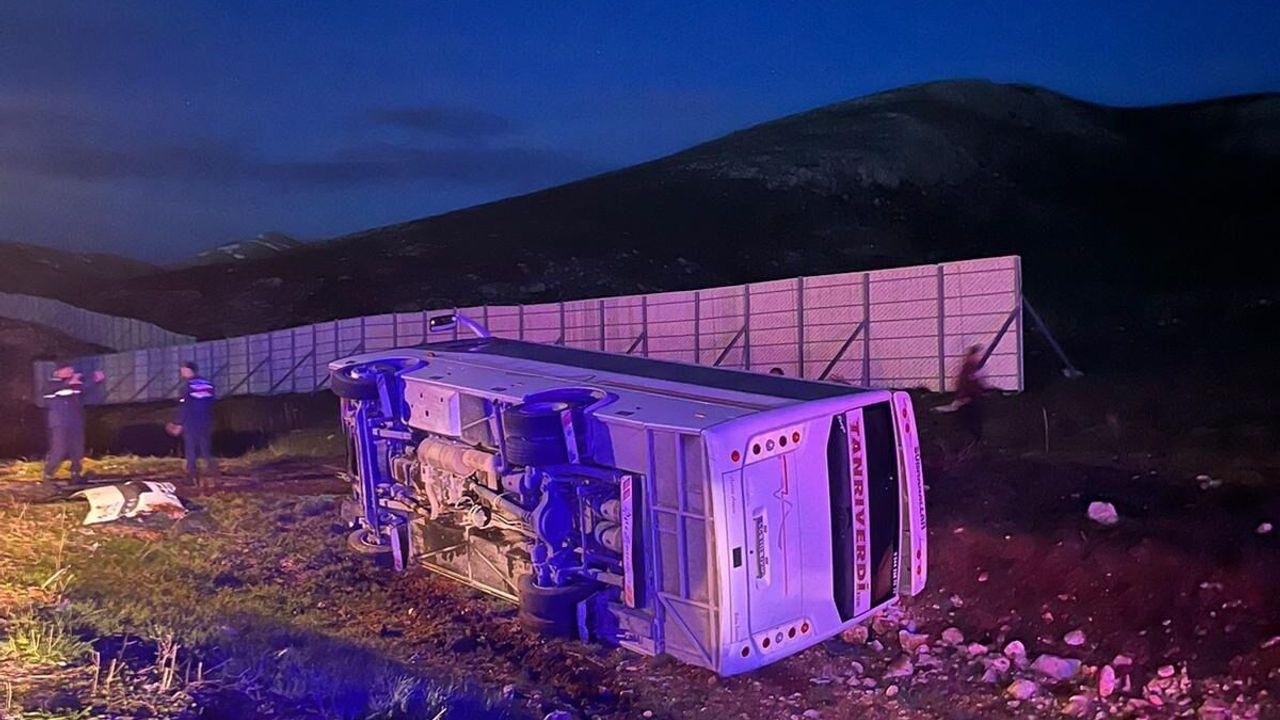 Taraftarları taşıyan yolcu midibüsü devrildi: 25 yaralı