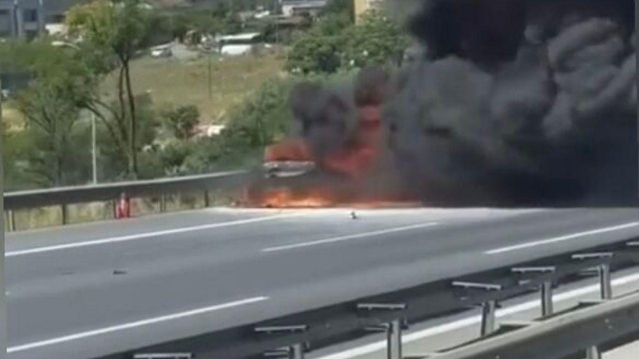 Küçükçekmece TEM Otoyolu'nda otomobil alev alev yandı; yol trafiğe kapatıldı