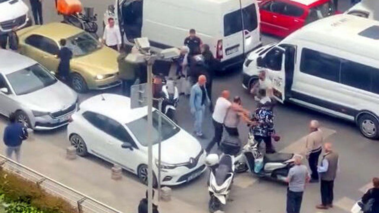 Esenyurt'ta yol verme tartışmasında minibüsten inip kuryeyi dövdüler