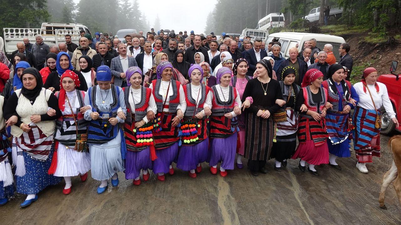Trabzon'da süslü hayvanlar ve yöresel kıyafetlerle geleneksel yayla göçü
