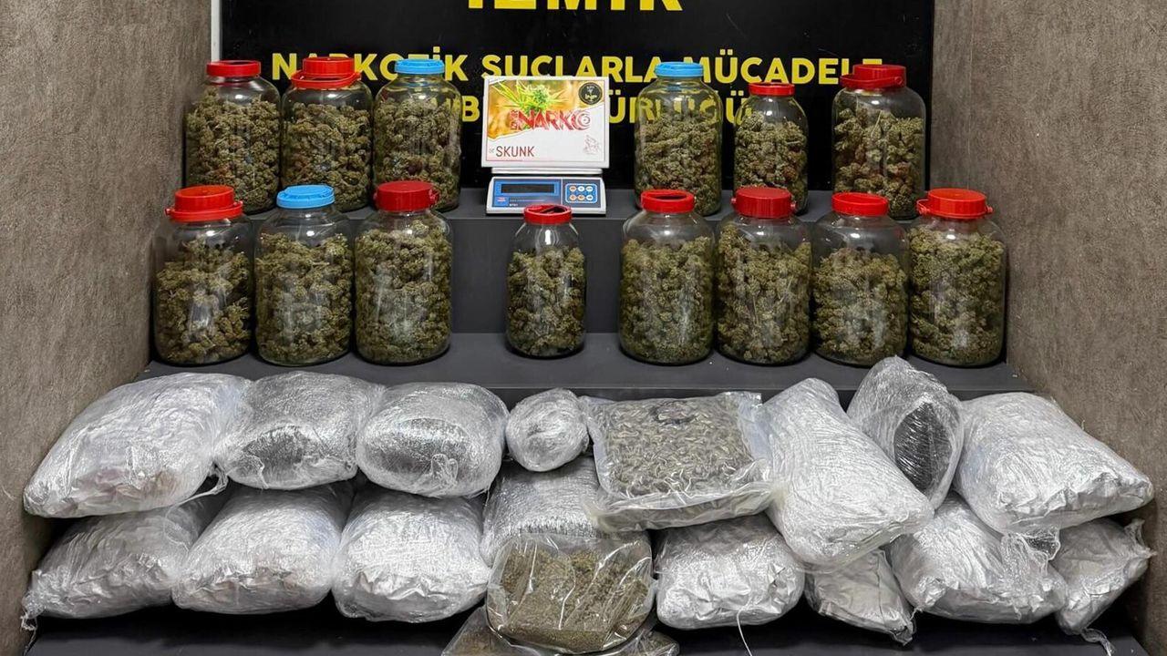 İzmir'de 39 kilo kokain, 21 kilo skunk ele geçirildi; 4 tutuklama