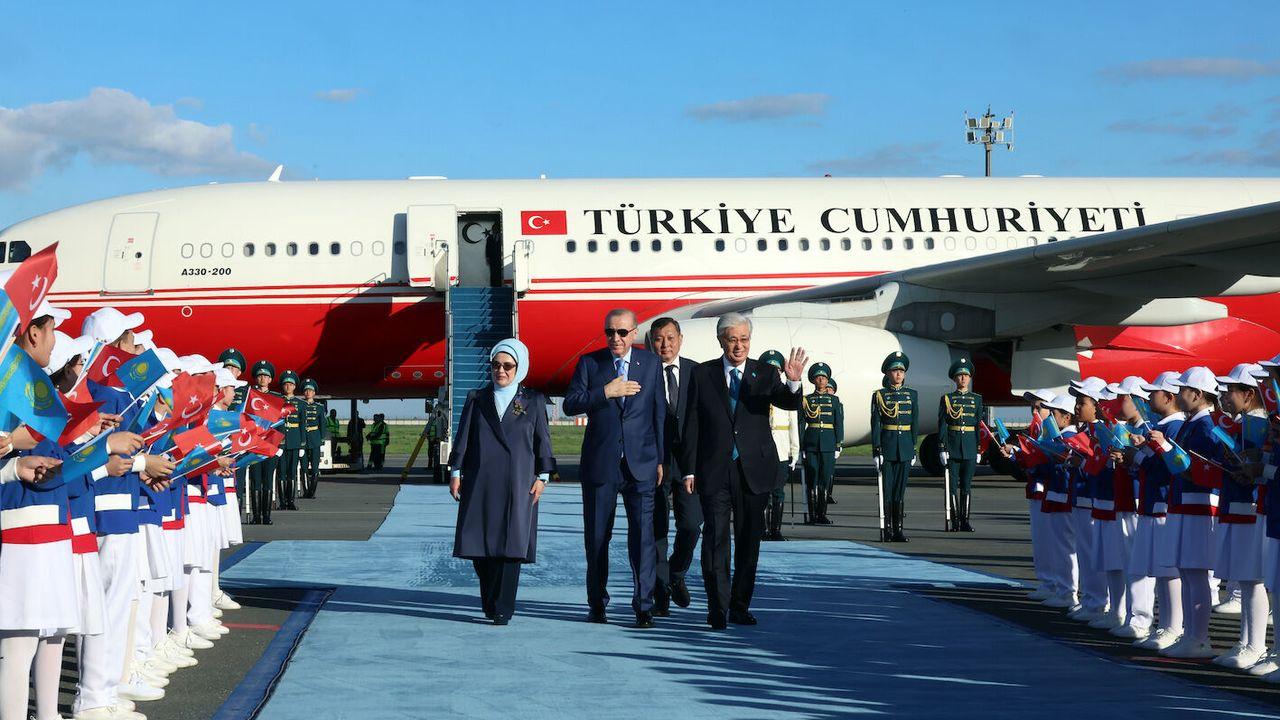 Cumhurbaşkanı Erdoğan, Kazakistan'da resmi törenle karşılandı