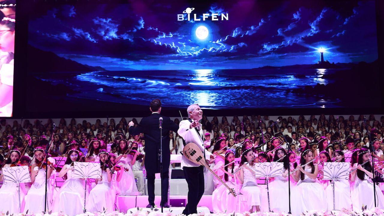 800 kişilik Bilfen Filarmoni Orkestrası, Levent Yüksel ile konser verdi