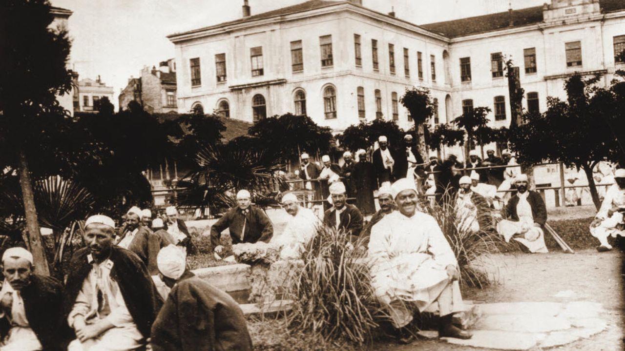Çanakkale Savaşları sırasında yaralıların tedavisi için birçok okul hastaneye çevrilmiş