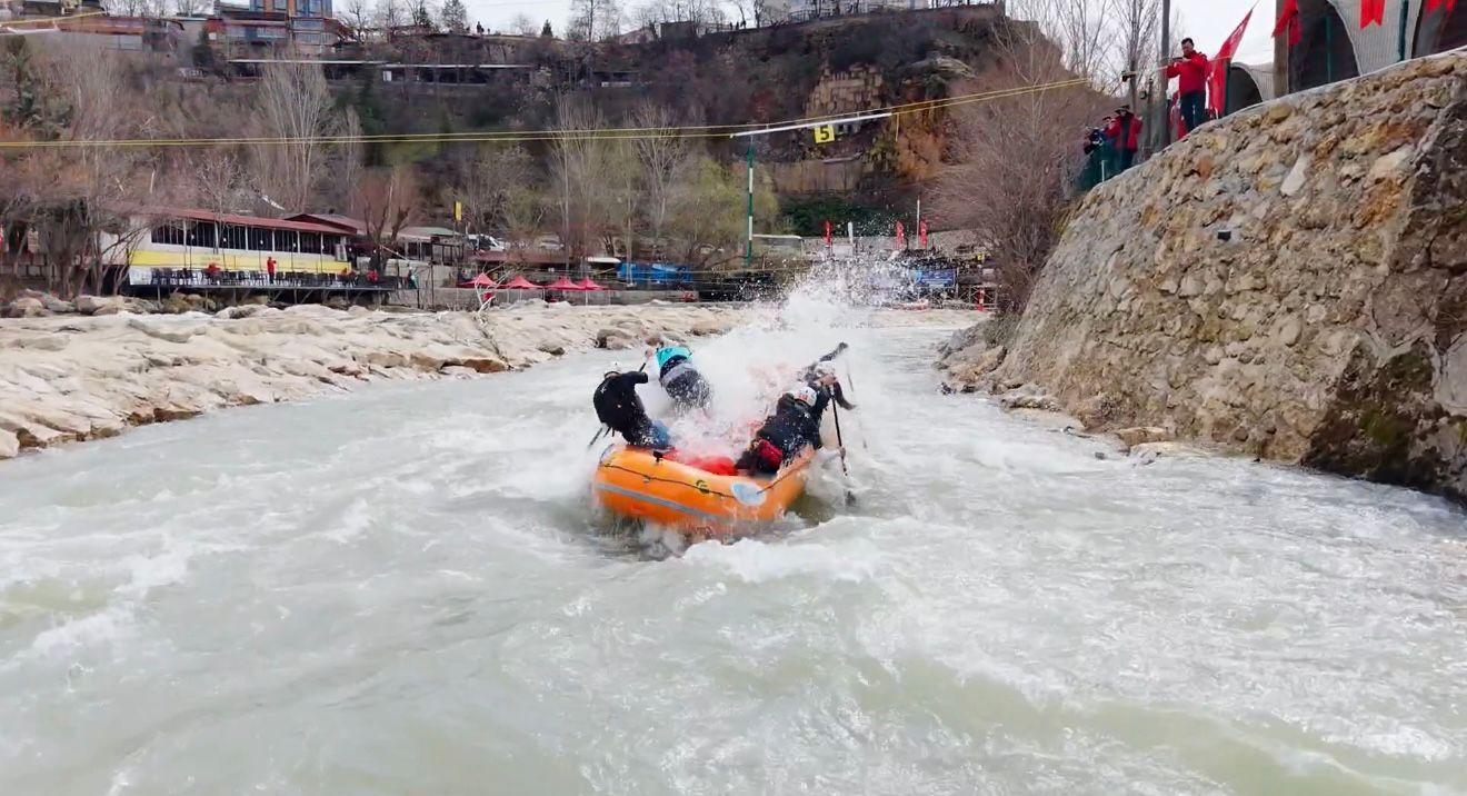 Munzur Nehri'nde 'rafting' heyecanı; 300 sporcu kıyasıya yarıştı