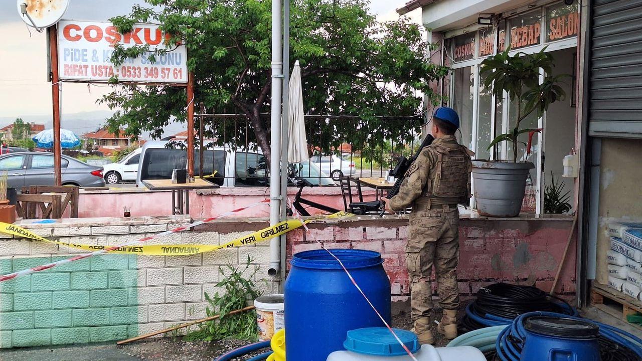 Seyyar satıcı, esnaf çifti silahla yaralayıp, yaşamına son verdi