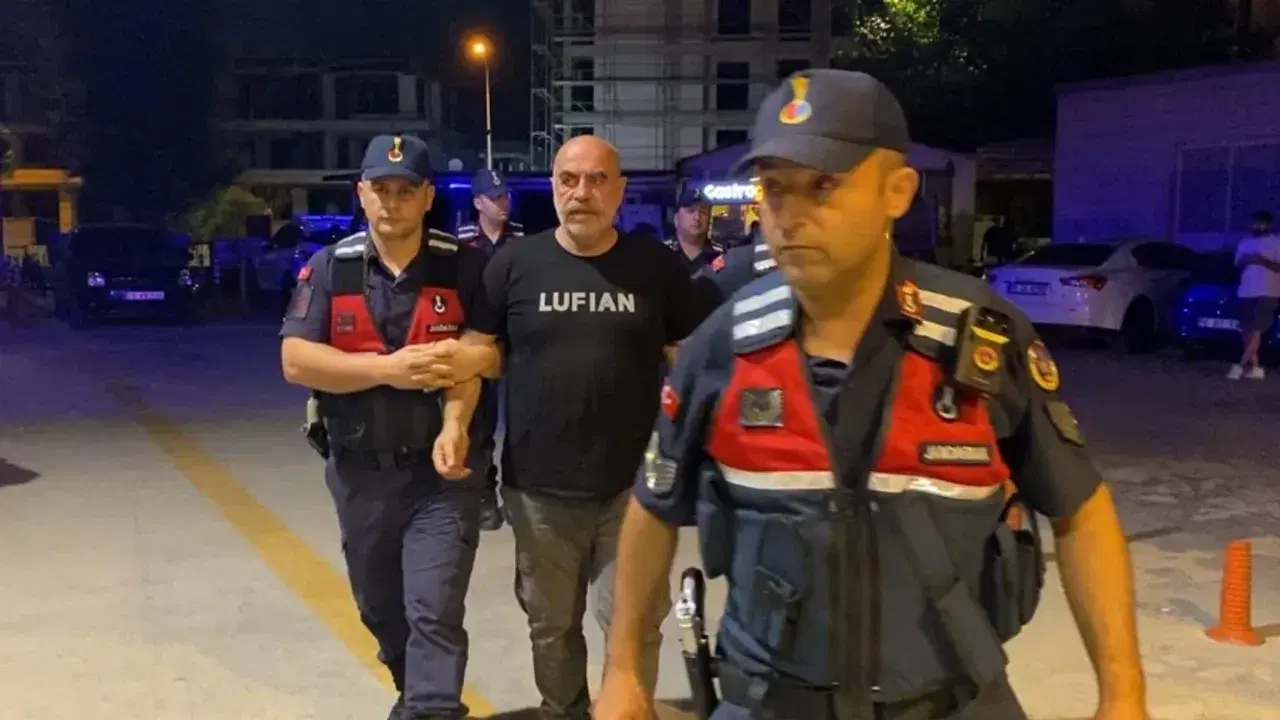 Ünlü yönetmen Ezel Akay'a uyuşturucu operasyonu: Evinde kenevir ve kubar esrar ele geçirildi